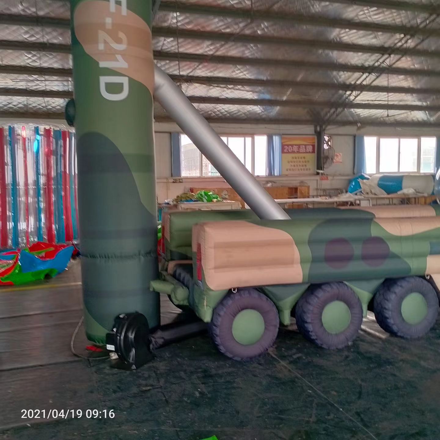 汉中军事演习中的充气目标车辆：模拟发射车雷达车坦克飞机